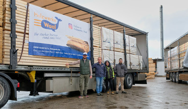 Holzprodukte im Wert von 40 000 Euro haben die Holzwerke Waal aus dem Ostallg?u f?r die Flutopfer im Ahrtal gespendet. Zwei Sattelz?ge mit 90 m? Holz machten sich jetzt auf den Weg vom Allg?u ins Ahrtal