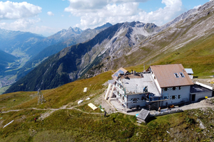  Die Spenglerei Stifter sanierte im September 2021 gemeinsam mit zwei anderen Spenglereien und ehrenamtlichen Helfern die Ansbacher Hütte auf über 2300&nbsp;m Seehöhe  