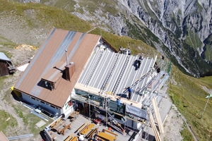  Auf der Schalung des Daches verlegten die Handwerker eine Dampfsperre und eine PIR-Aufdachdämmung. Darüber verlegten sie Unterdachbahnen und montierten eine Konterlattung 