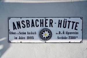  Die Ansbacher Hütte liegt auf 2300 m Seehöhe in den Lechtaler Alpen 