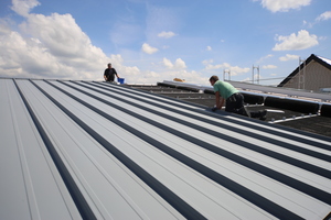  Verlegung der „Rib-Roof“-Profilbahnen auf dem Steildach des Wohnhauses in Bad Salzuflen 