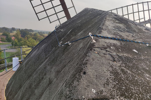  Nach 40 Jahren Beanspruchung wiesen die Bitumenbahnen, welche die Holzkonstruktion des Mühlenkopfes vor der Witterung schützten, Mängel auf 