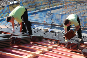  In Abstimmung mit dem Auftraggeber wurde der Dachziegel „Turmalin“ mit glasierter Oberfläche zur Eindeckung genutzt 