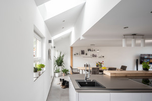  Der große, offene Küchenbereich profitiert von dem zusätzlichen Licht durch die Dachfenster 