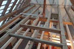  6_velux_kattler_DSC_0444.jpg_In_der_an_das_Wohnhaus_angrenzenden_Scheune_wurde_unter_dem_alten_Balkenwerk_zunaechst_die_neue_Bodenkonstruktion_angelegt 