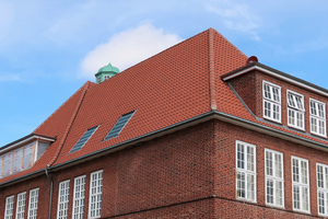  Damit sich die Fenster gut in die Optik des Daches einfügen, wurden sie so konstruiert, dass sich die einzelnen Lamellenscheiben überlappen 