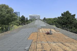  Blick auf das Dach des Sonnensegels zu Beginn der Sanierungsarbeiten im Jahr 2019 