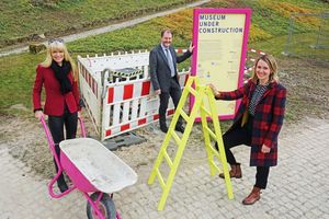  LWL-Kulturdezernentin Dr. Barbara Rüschoff-Parzinger, Museumsdirektor Prof. Dr. Jan Carstensen und Projektleiterin Anna Stein freuen sich auf das Themenjahr 2022 „Museum under construction“ 