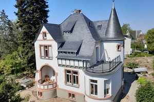  Der Dachdeckerfachbetrieb Jedamzik ist auf Schieferdächer spezialisiert. In Bensheim deckten die Dachdecker aus Olsberg das Dach einer Villa in Altdeutscher Schieferdeckung neu ein 