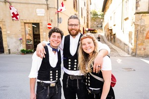  In drei intensiven Monaten wurden Freundschaften fürs Leben geschlossen: Die Zimmerergesellen Benedikt Hilliges (l.) und Julian Preuß mit Tischlerin Corinn Wizemann (rechts) 