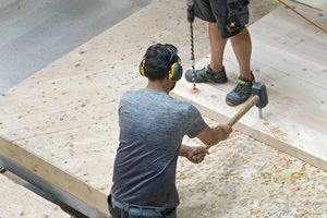  Sonderanfertigungen werden händisch mit Dübeln verbunden. Dabei wird deutlich, mit welcher Kraft die Dübel ins Holz getrieben werden müssen 