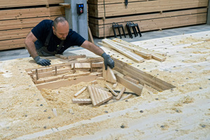  Fenster, Türen und Kabelkanäle werden bereits im Werk in die Wandelemente eingefräst 