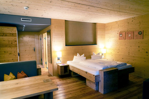  Luxushotel mit nachhaltigem Design. Die Inneneinrichtung des Zimmers besteht fast nur aus Holz 