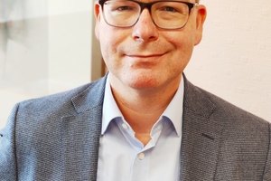  Rolf Fuhrmann, stellvertretender Hauptgeschäftsführer des Zentralverbands des Deutschen Dachdeckerhandwerks (ZVDH), freut sich über eine wachsende Zahl an Azubis im Dachdeckerhandwerk 2022 
