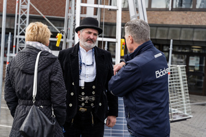  Besucher und Böcker-Mitarbeiter tauschen sich auf den „360° Höhentagen“ der Böcker Maschinenwerke in Werne aus 