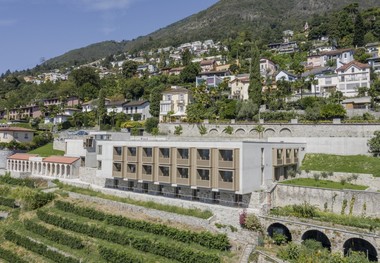  Das Kloster St. Agnes erstreckt sich auf einem mit Weinreben bedeckten Hang
 