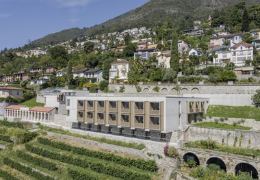  Das Kloster St. Agnes erstreckt sich auf einem mit Weinreben bedeckten Hang
 