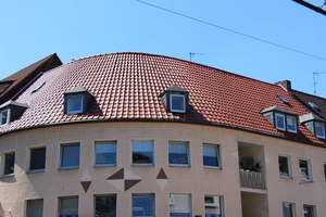  „Eckhaus“ mit durchgehender Dachziegeldeckung 