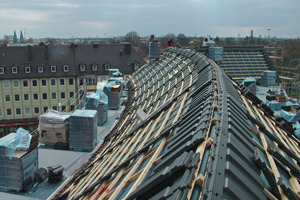  Ziegelverlegung auf einer gerundeten Dachfläche mit gefalzten Ziegeln 
