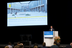  Peter Staub, Direktor des Departements Architektur, Holz und Bau der Berner Fachhochschule, begrüßte die Teilnehmer/innen zum 15. Holzbautag Biel 