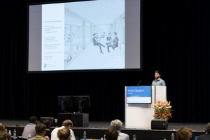  Mahdi Bagheri, Student im Masterstudiengang Architektur an der BFH, präsentiert den Entwurf eines Studienprojekts für ein 19-stöckiges Holzhochhaus in Interlaken 