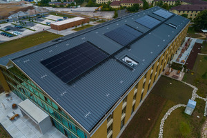 Das Gebäude gilt als nahezu klimaneutral und leistet damit einen hohen CO2-Ausgleich. Die Photovoltaikanlage auf dem Dach deckt einen Großteil der Stromversorgung 