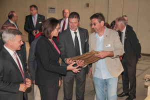  Das Präsidium des Bayerischen Landtags erhielt einen Einblick in die Dachziegelproduktion im Erlus-Werk in Neufahrn in Niederbayern.  
