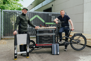  Matthias Wittich von MaxCargobike (rechts) übergab jetzt das erste Kettler HT 800-Lastenrad mit Elektroantrieb an Eugen Penner vom Bielefelder ZEP-Team (links)  