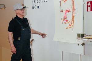  Schnell-Zeichner Benno Zöllner aus Bittkau erstellte vor und nach der Preisverleihung Porträtzeichnungen von Besuchern, die den Menschen mit seinen charakteristischen Gesichtszügen farbenfroh und eigenwillig einfingen 