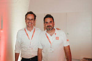  Michael Voss, Geschäftsführer des Bauverlags (links) gemeinsam mit Erdal Top, Key Account Manager im Bauverlag, der die Preisverleihung organisiert und die Social-Media-Kanäle des Deutschen Dachpreises betreut 