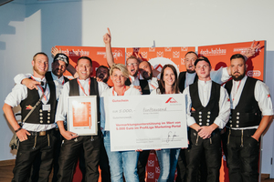  Das Team der Martin+Bach GmbH freut sich über den zweiten Platz in der Kategorie Nachhaltigstes Konzept und einen Gutschein im Wert von 5000 € für das Roto Profiliga Marketingportal 