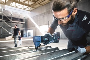  Besucher der Messe Dach+Holz 2022 können am Stand von Trumpf verschiedene Trenn- und Verbindungswerkzeuge live im Einsatz erleben 