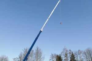  Die 180°-Stellung des Krangelenks des „AK42“ ist ideal für nah am Autokran liegende Lasten und das Arbeiten im Bühnenbetrieb am vertikal gestellten Mast 