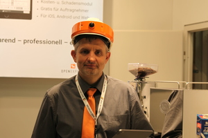  Konstantin Krahtov, Geschäftsführer von „Open Experience“, zeigt die neue Helmkamera 
