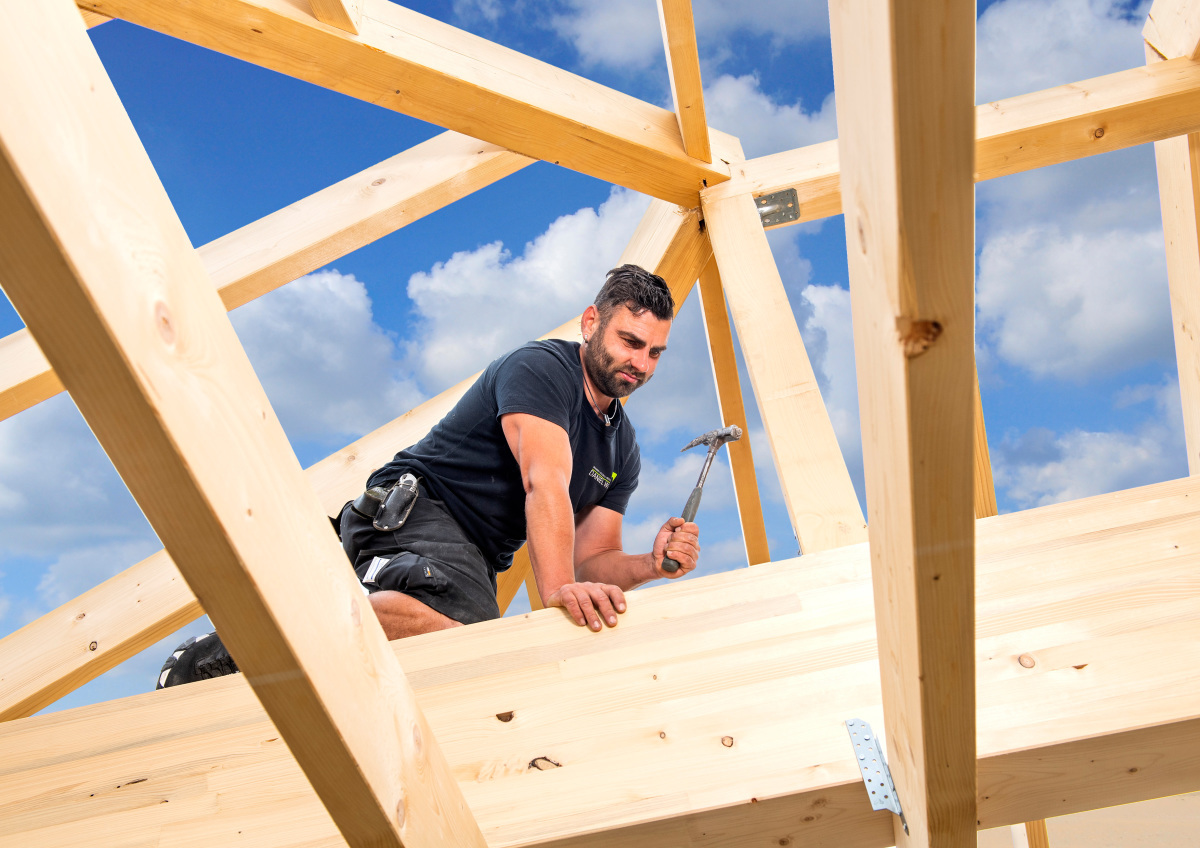 Wer_als_Dachdecker_oder_Zimmerer_taeglich_im_Freien_arbeitet_und_der_Sonne_ausgesetzt_ist__muss_sich_gut_vor_UV-Strahlung_schuetzen