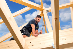  Wer_als_Dachdecker_oder_Zimmerer_taeglich_im_Freien_arbeitet_und_der_Sonne_ausgesetzt_ist__muss_sich_gut_vor_UV-Strahlung_schuetzen 