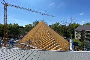  Blick auf das neue Dach der Stephanuskirche während der Bauzeit  