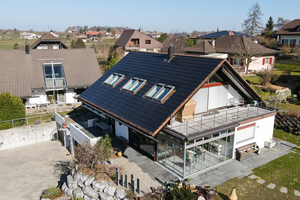  Das Dach dieses Wohnhauses wurde mit „Match Slate“-Solarmodulen der Oberfläche „Fjord Full Black“ eingedeckt und bietet eine Leistung von 13,2 kWp 