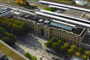  Die 4300 m² große Dachfläche des Magdeburger Hauptbahnhofs wurde mit „Resitrix SK W Full Bond“ saniert und dann mit 160 m Walkway Wartungsweg ausgestattet 