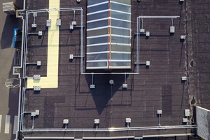  Der gelbe Wartungsweg „Walkway“ und das Geländersystem „Guard“ in Kombination auf einem Flachdach 