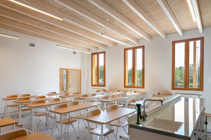  Zwischen den in den Klassenzimmern sichtbaren Holzbalken der Decken wurden aus akustischen Gründen Holzwolle-Leichtbauplatten montiert 