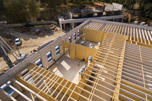  Die Dächer der Unterrichtsräume wurden mit Holzbalkendecken erstellt 
