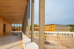  Die breiten, überdachten Laubengänge der Schulgebäude sind typisch für die mediterrane Architektur der Region 