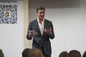  TV-Moderator Marco Schreyl stellte die Gewinner des Deutschen Baupreises auf der digitalBau 2022 vor 