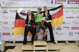  Marcel Bolego aus Südtirol (Mitte) belegte den ersten Platz bei der Europameisterschaft der Zimmerer 2022. Die Silbermedaille ging an Philipp Kaiser (rechts), Bronze an Benedikt Pfister (links) 