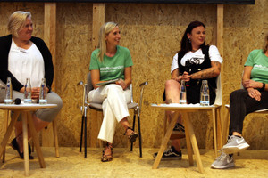  Handwerkerinnen diskutierten auf der Messe „Dach+Holz“ 2022 in Köln über „Mehr Frauen auf den Bau“ (v.l.): Jessica Weuthen, Stefanie Ludewig, Moderatorin Christina Diehl, Sabrina Simon, Brigitte Latsch und Melanie Oppermann<br /> 