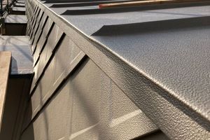  Die Aluminiumrauten wurden mit Haften, Rillennägeln und Schrauben in der Unterkonstruktion befestigt 