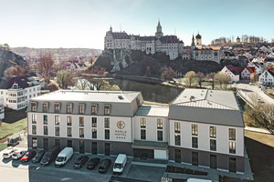  Das Karls Hotel steht direkt gegenüber vom Schloss Sigmaringen. Die beiden Gebäudeteile mit Mansardwalmdächern sind über einen Eingangsbereich mit Flachdach verbunden  
