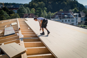  Nachdem die einseitig offenen Dachelemente verlegt waren, wurden sie mit Holzfaserunterdeckplatten verschlossen 