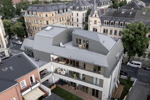  Die Dachflächen des Wohnhauses in Dresden aus der Vogelperspektive. Das Dach ist mit Großrauten und Stehfalzblechen aus Titanzink verkleidet 